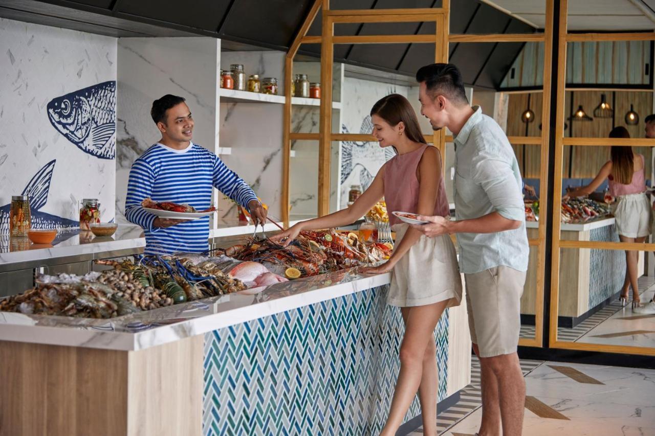 Sheraton Bali Kuta Resort Екстериор снимка Seafood buffet at the hotel
