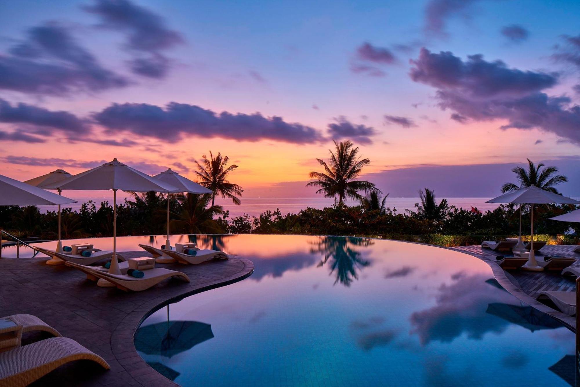 Sheraton Bali Kuta Resort Екстериор снимка Sunset at the pool