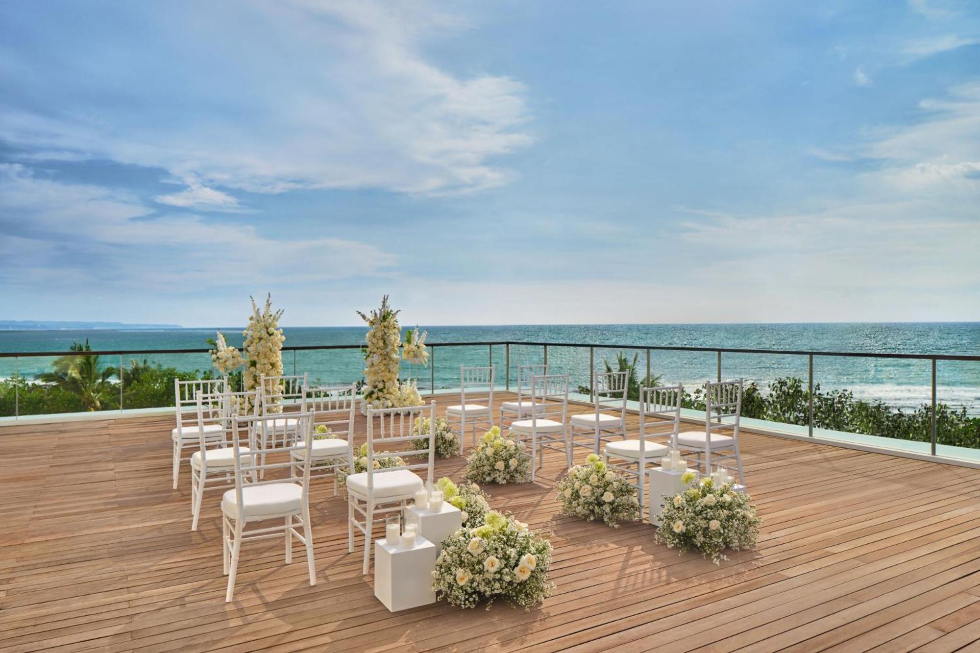 Sheraton Bali Kuta Resort Екстериор снимка The rooftop of the hotel