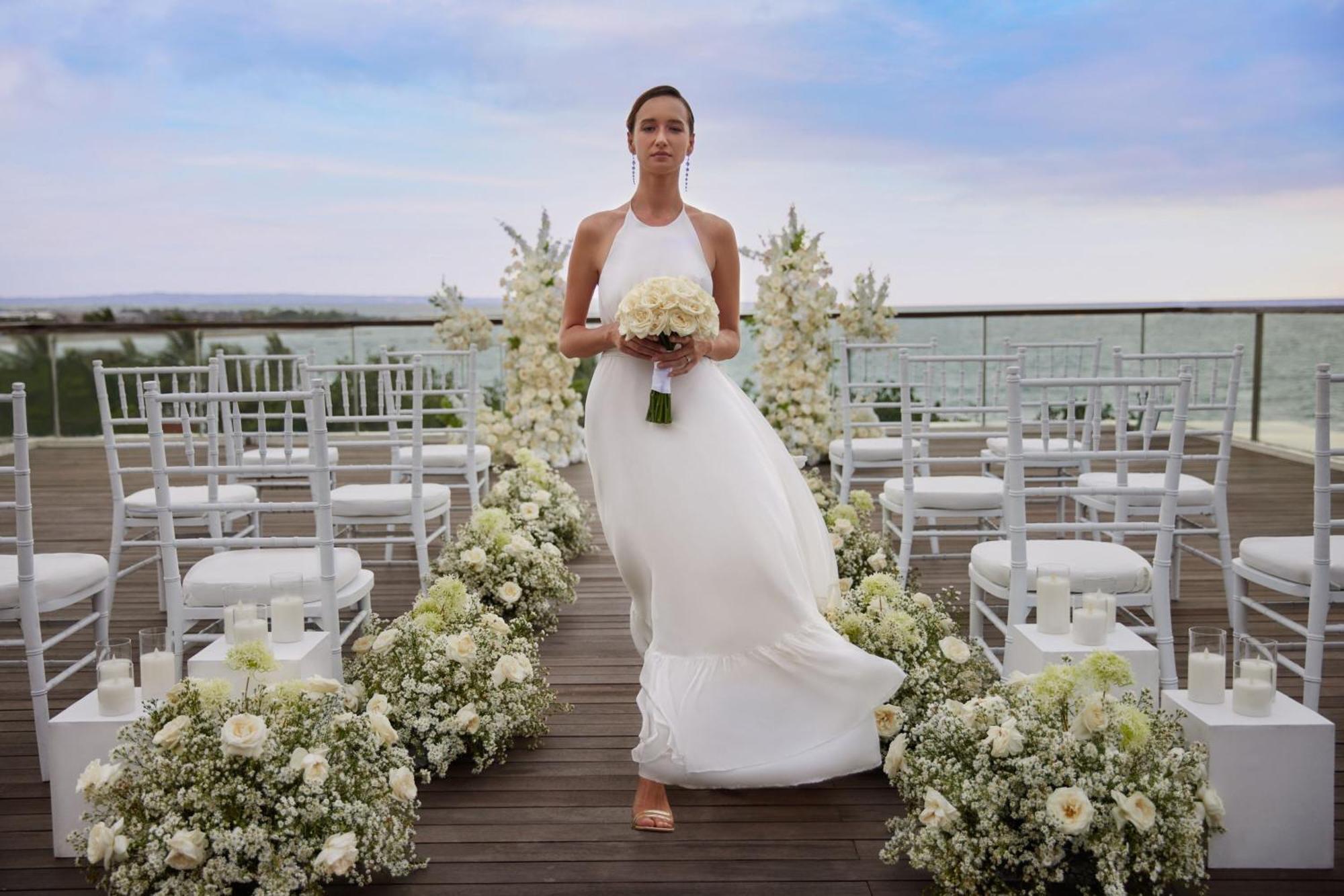 Sheraton Bali Kuta Resort Екстериор снимка A bride in a white wedding dress