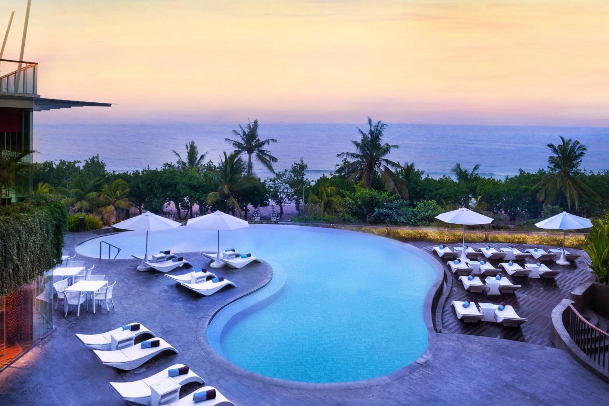 Sheraton Bali Kuta Resort Екстериор снимка The swimming pool at the hotel