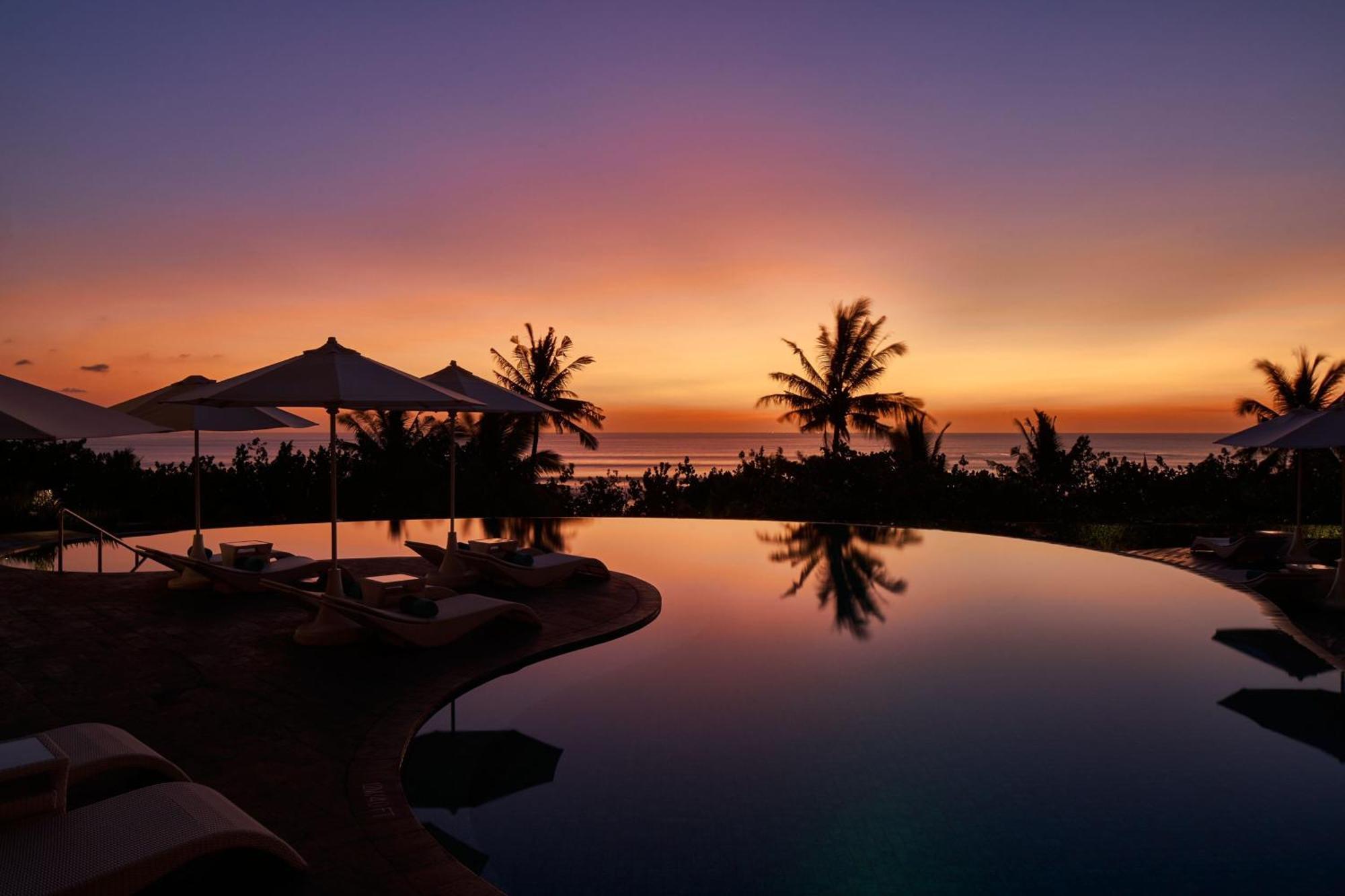 Sheraton Bali Kuta Resort Екстериор снимка Sunset at the Four Seasons Resort