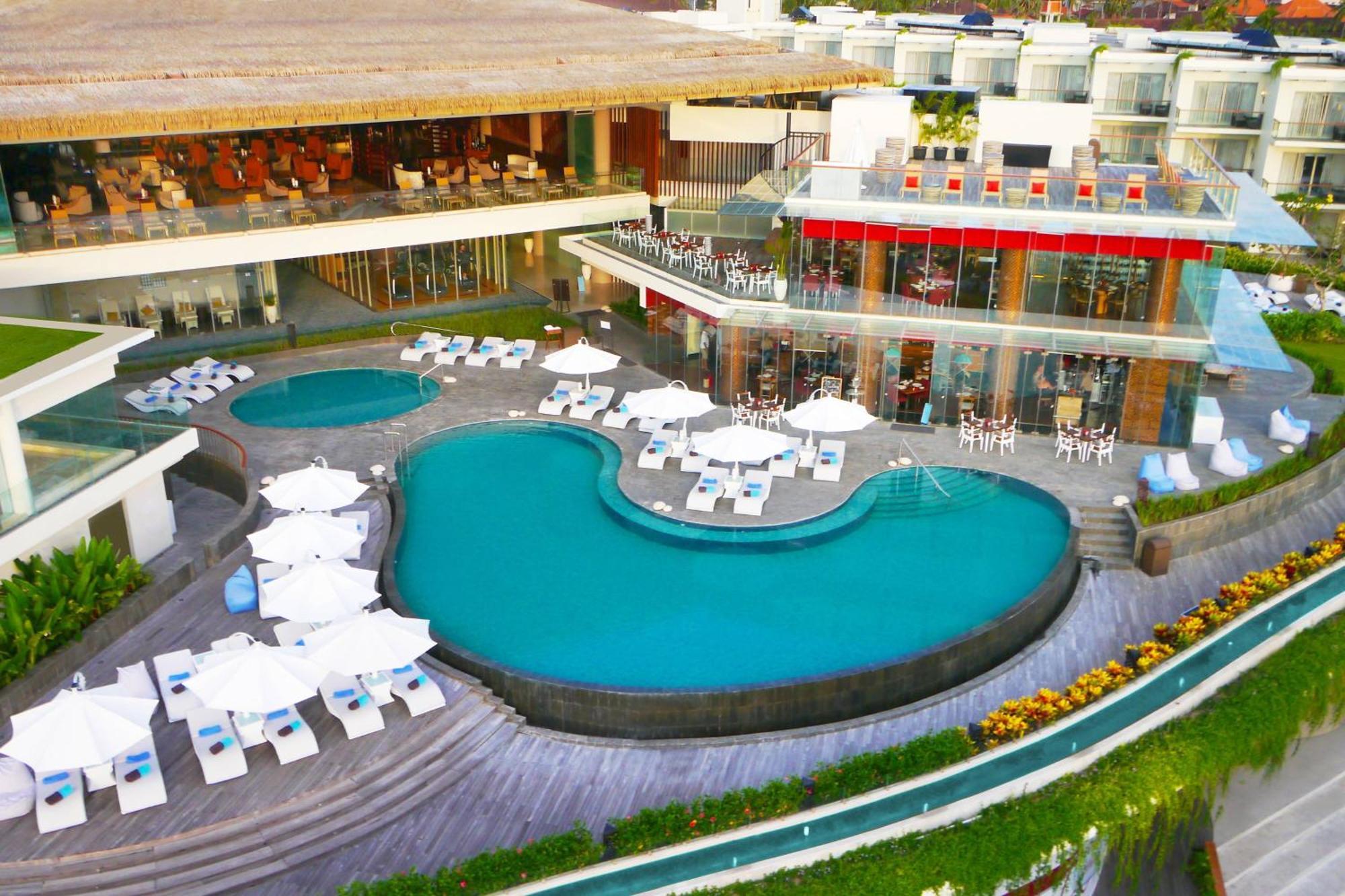 Sheraton Bali Kuta Resort Екстериор снимка The pool at the W Hotel