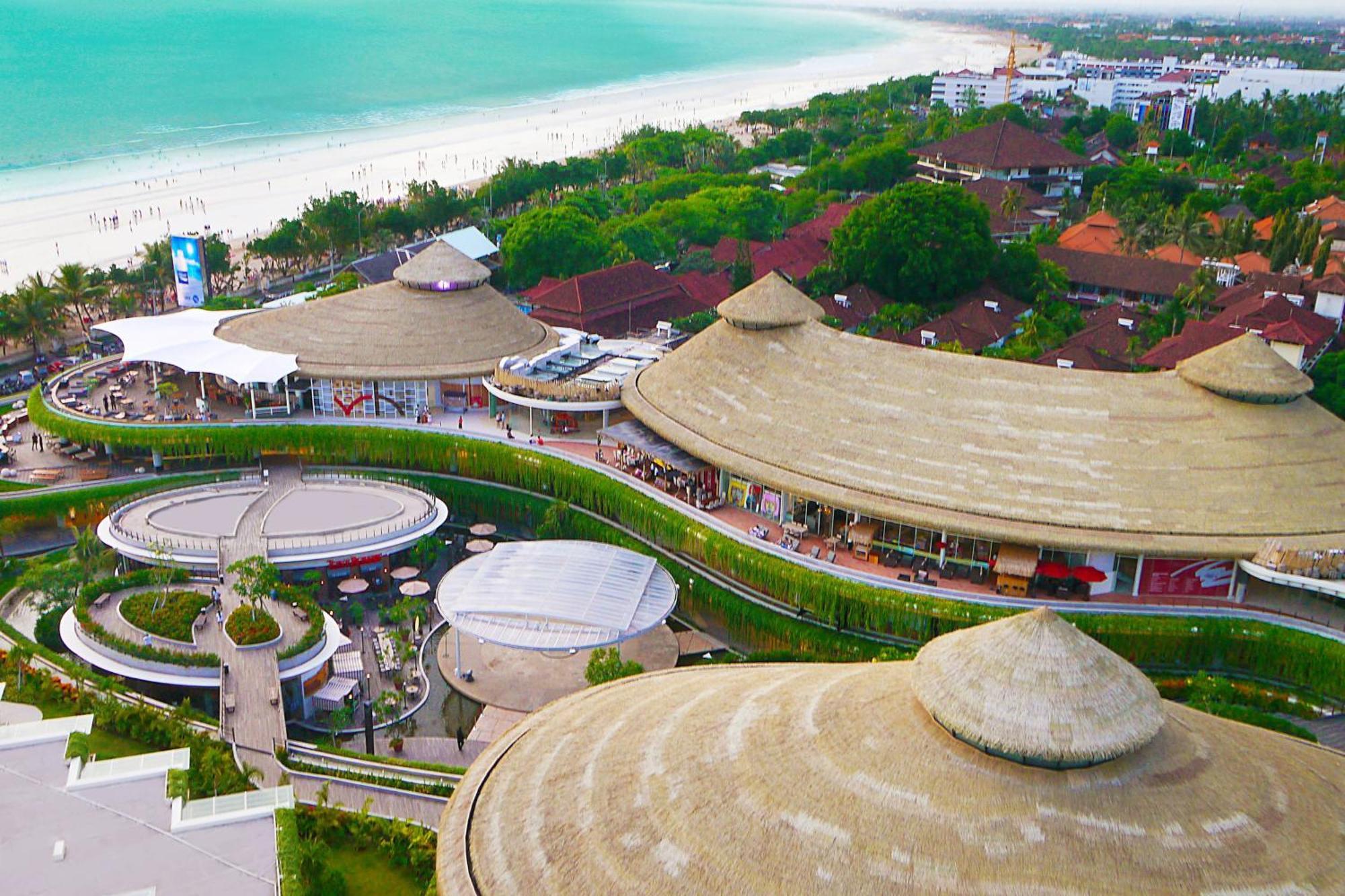 Sheraton Bali Kuta Resort Екстериор снимка The resort's shopping mall, the Village